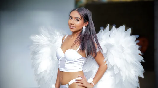 mia_vyのbeautiful photos of halloween angels🎃🤍🫦の 4枚の写真