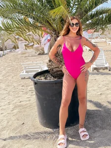 Nicol2Nayaの"Golden skin, salty lips and waves that kiss my body… This is me, Nicol2Naya, free and wild like theの 9枚の写真