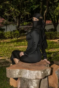 rawiya The mystery walks between the trees ... do you dare to follow me? 🌳🖤😉🔥 Immagine  4