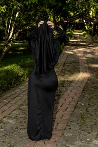 rawiya The mystery walks between the trees ... do you dare to follow me? 🌳🖤😉🔥 Immagine  2