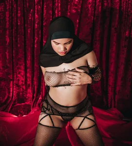 Ready to live out your wildest fantasies? de Falak-Yasin  Imagens