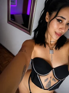 Ariana_colliinss 𝐴𝑟𝑖𝑎𝑛𝑎 🧛🏻‍♀💜🫀 Pic