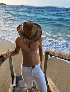 LeoTease The beautiful beach Hình 3