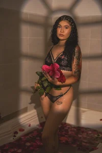 Alishaa_Rose Between red roses of love Pic 2