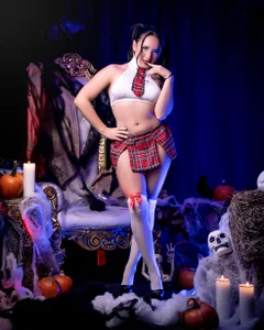 Bella_SumersのShould we study or watch a horror movie? 🎃の 4枚の写真