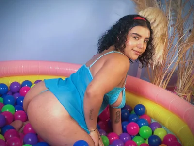 sweetie_pixiex RAINBOW POOL PARTY Pic 4