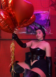 AniEvans_のHappy Valentine's Day wishes you your slaveの 2枚の写真