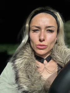 petrouchkaaa_ En voiture 🖤 Immagine  3