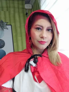 Chanelll_Taylorr_ Little Red Riding Hood in the office Immagine  2