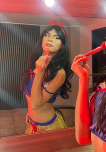 Pretty little bow, dangerous little look. 💋 de bella_johns  Imagens