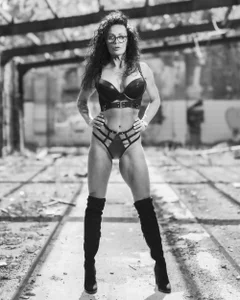 Misses-Cougar: Your Queen ( фото)