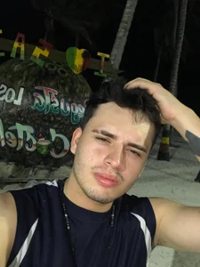 LouiseVegaa on a walk ⛱🌴 Pic