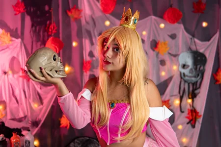 laurasmith_ Happy Halloween from your sexy peach princess Immagine  5