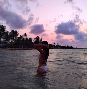 Elahia__marquez en la playa Foto 2