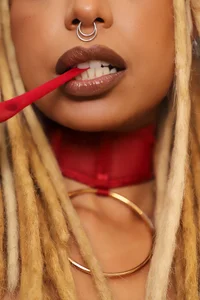 Há combinações bonitas. E há o vermelho tocando a pele negra... od Helenoir  snímek