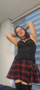 ELLE_HADID Hot Latina In Skirt Pic