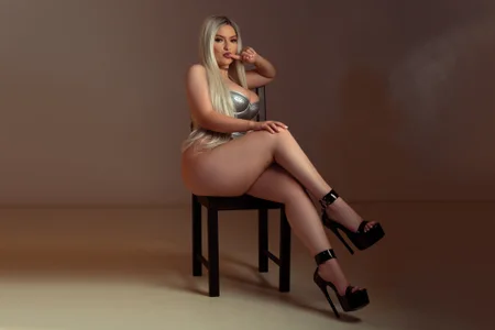 MiaMckenna Feeling frisky Pic 3