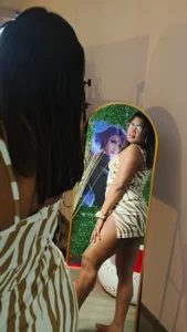 Melody_Spark WOMAN IN THE MIRROR Foto 2