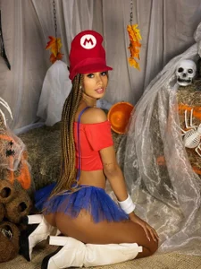 YayaHilton: Super Naughty Game 🎮 🎃 ( 4 фото)