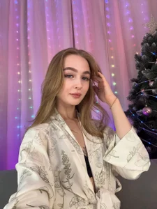 CaraDelivils XXX nøgenfoto 4