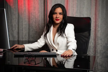 Your sexy secretary 💋 de AriaJonnes_  4 Imagens