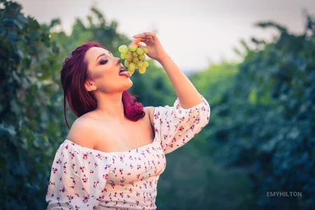 EmyHilton Fruit session in the garden Immagine  2