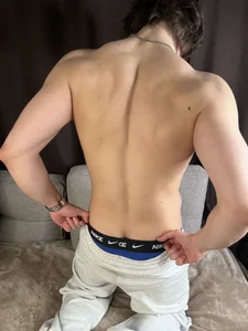 SteelBallsBigのI can't help but show you my abs~の 2枚の写真