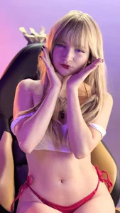 _Charlotte_Collins_ Public slika 4