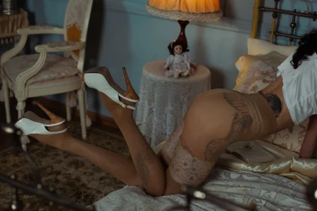 Queen_of_tease Boudoir Pic 2