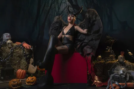 My Maleficent costume, just for you, loser 😈 de NAILAHARD  4 Imagens