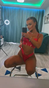 Ranyia1 sexy red Pic