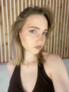 EllaBloom: Public ( 3 фото)