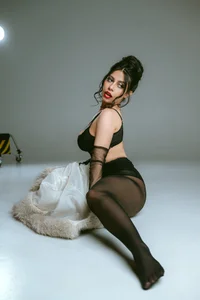 RitaVirginia Juicy thighs Pic 6