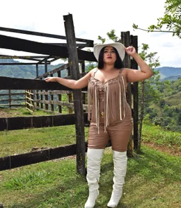 Salome_Adams1のsexy cowgirlの枚の写真