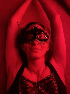 AngelXBuZz Soirée chill rouge Foto 5