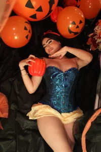 Amber_RosenのNAUGHTY SNOW WHITEの 4枚の写真
