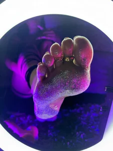 BriaConner_ Shiny feet 😁 Immagine  2