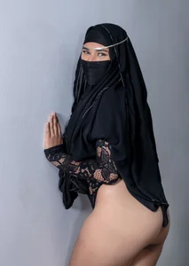 Between lace and looks, he provoked you. 👀💋 de Daksha_a Foto 6