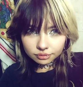 Britney_Clark Public Gambar