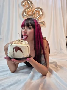 laurem-paulette My Birthday Month😏🎊🎊🍾🍾🍻 Immagine  8