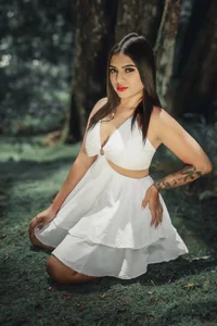 ElleGisellee BLACK AND WHITE 🤍🖤 Foto 3