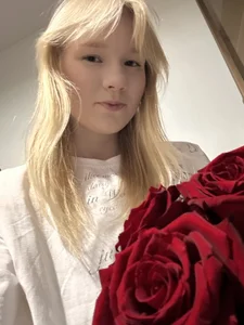 KoriMelon 🍉I was given some roses зображення 2