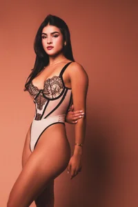 Antonellaparis_: elegance and sensuality on the surface 👄 ( 4 фото)