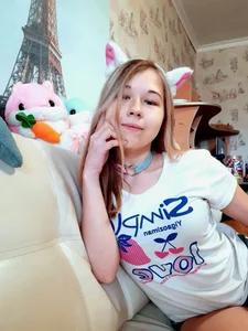 Emily-Way Public Pic 2
