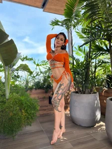 MilaLawrence tropical Pic