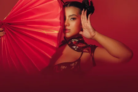 CandaseRussell Ritual in red: where elegance becomes temptation Gambar 5