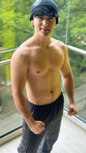 with some help, my body and skin look much better. 🫶🏻😚 de Liam_Chameliam  7 Imagens