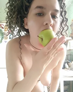 Marlan_Vagner Without bra in kitchen Poză 2