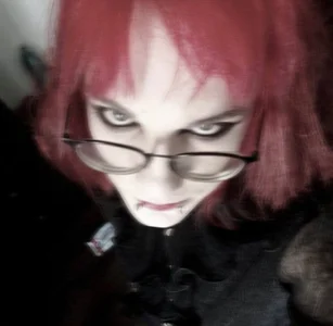 red vampire de cynro  3 Imagens
