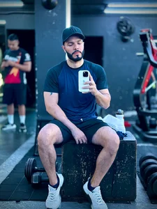 tommel_bailey Public টি ছবি